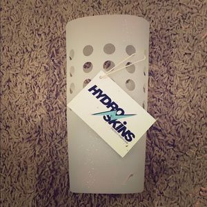 “Hydroskins” protect your flask